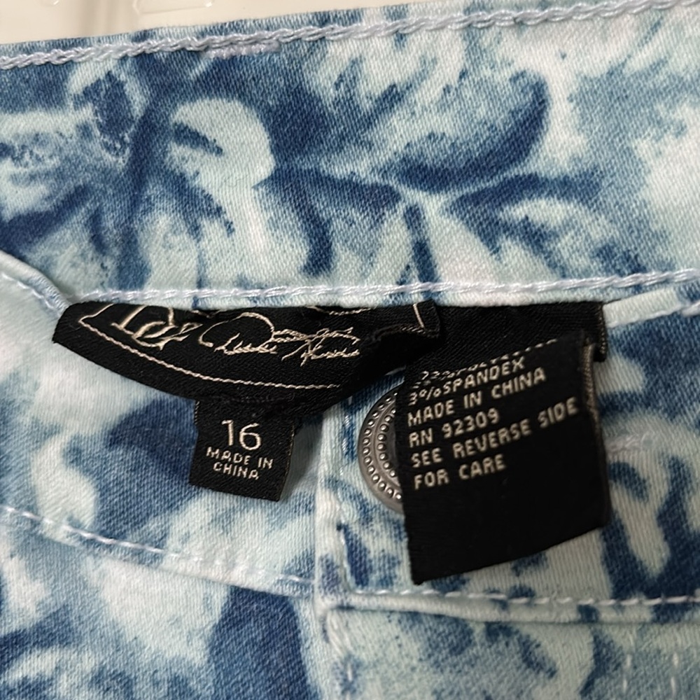 DG2 by Diane Gilman Blue and White Cropped Floral Jeans - Picture 2 of 3